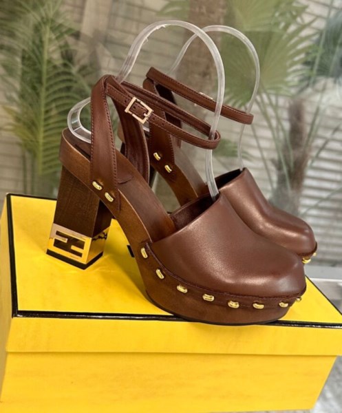 Fendi Women's Baguette Show 8Z8375 Coffee - Image 4